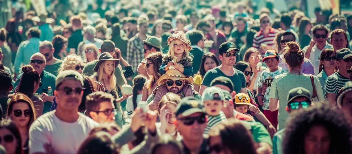 crowd-5076714_1280